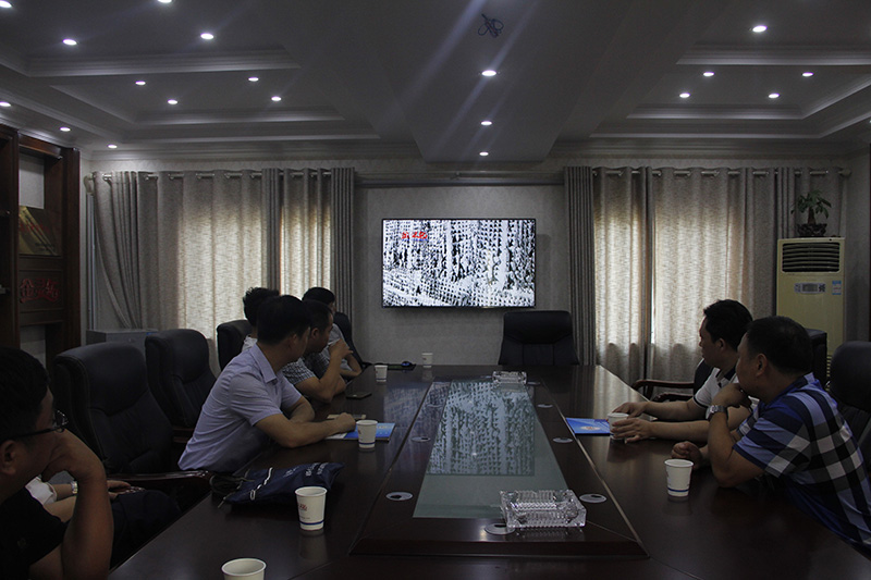 河南省散装水泥办公室领导在观看湿拌砂浆机喷视频。