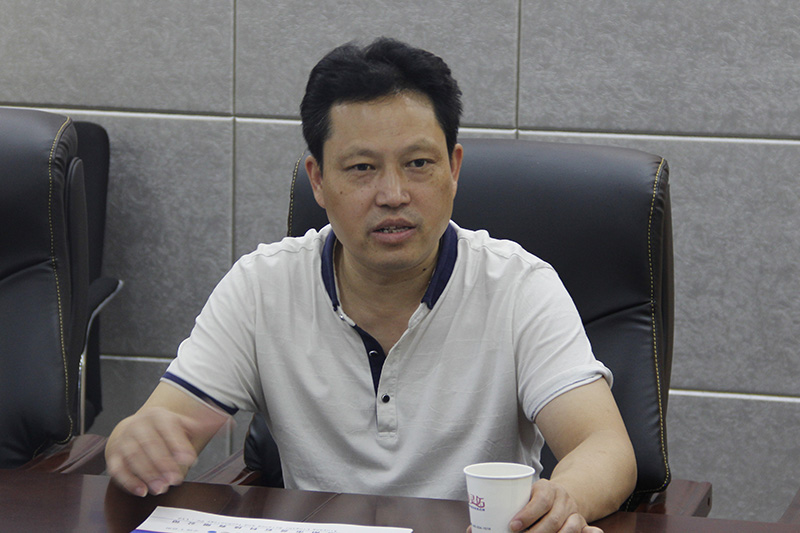 信阳灵石党支部书记、副总经理陈安平介绍公司发展情况。